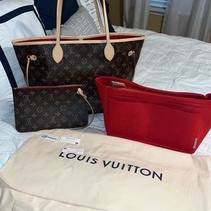 Louise Vuitton Neverfull MM in Monogrom with cherry interior.